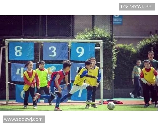 日本足球明星与孩子们的温馨合影展现足球的魅力与梦想